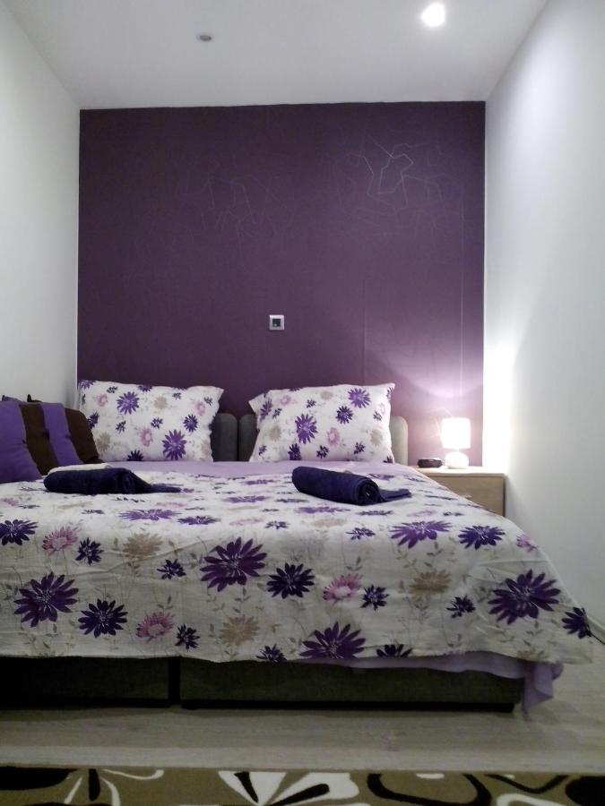 Purple & Apple Green Apartmán