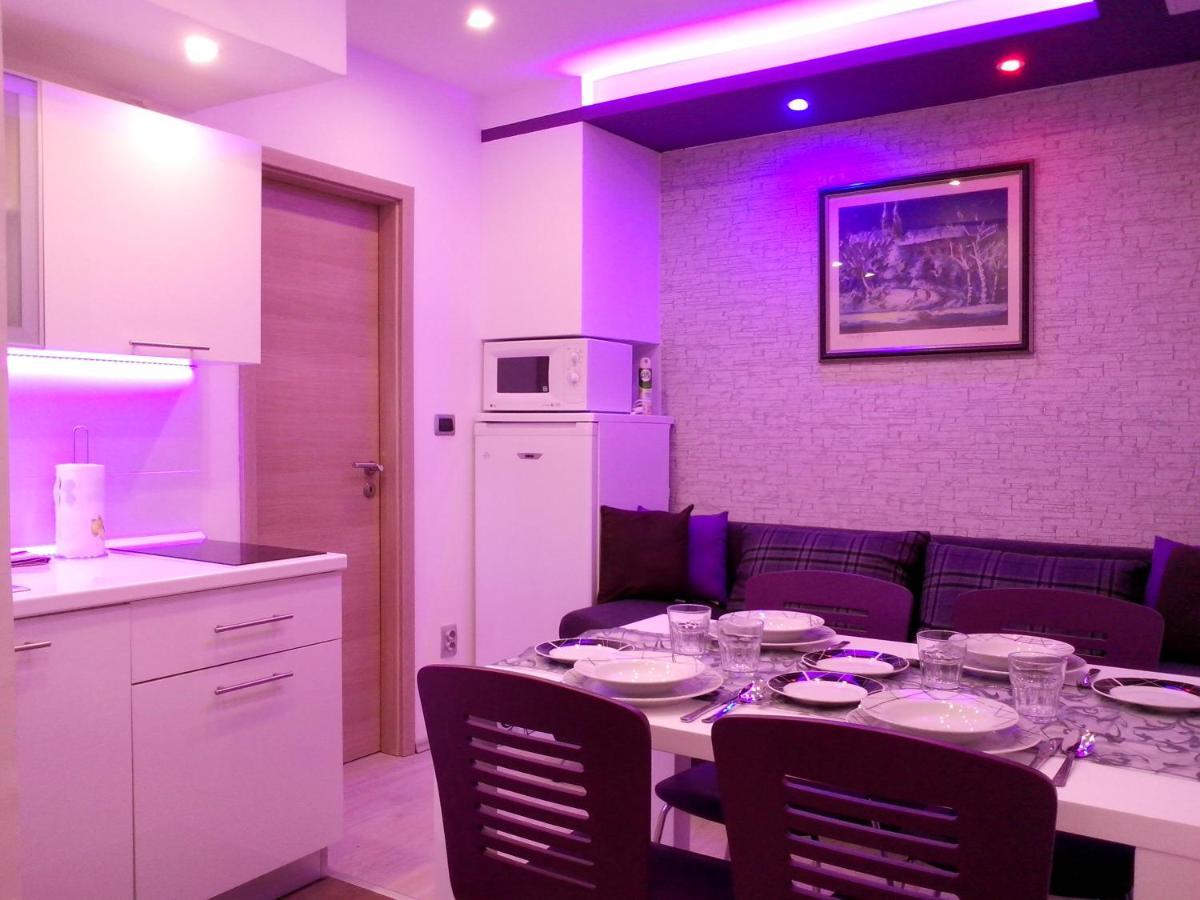 Purple & Apple Green Apartmán